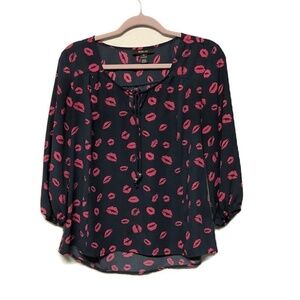 Style & Co Black Pink Lip‎ Stick Kisses Shirt Top Blouse Size XS Valentines Day
